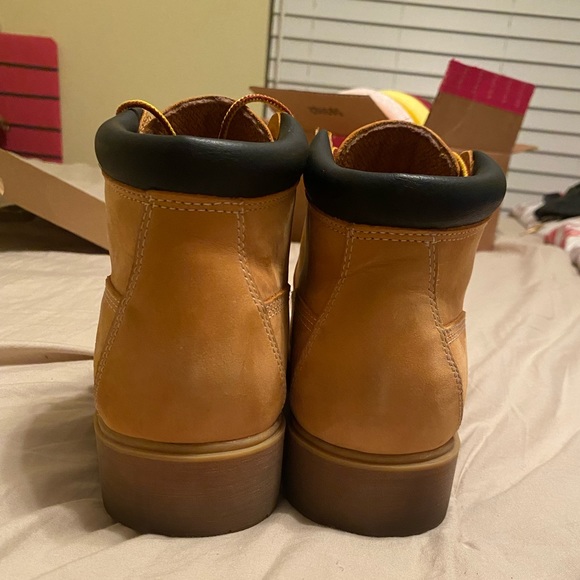 Low Cut Waterproof Timberland Booties - Picture 4 of 12